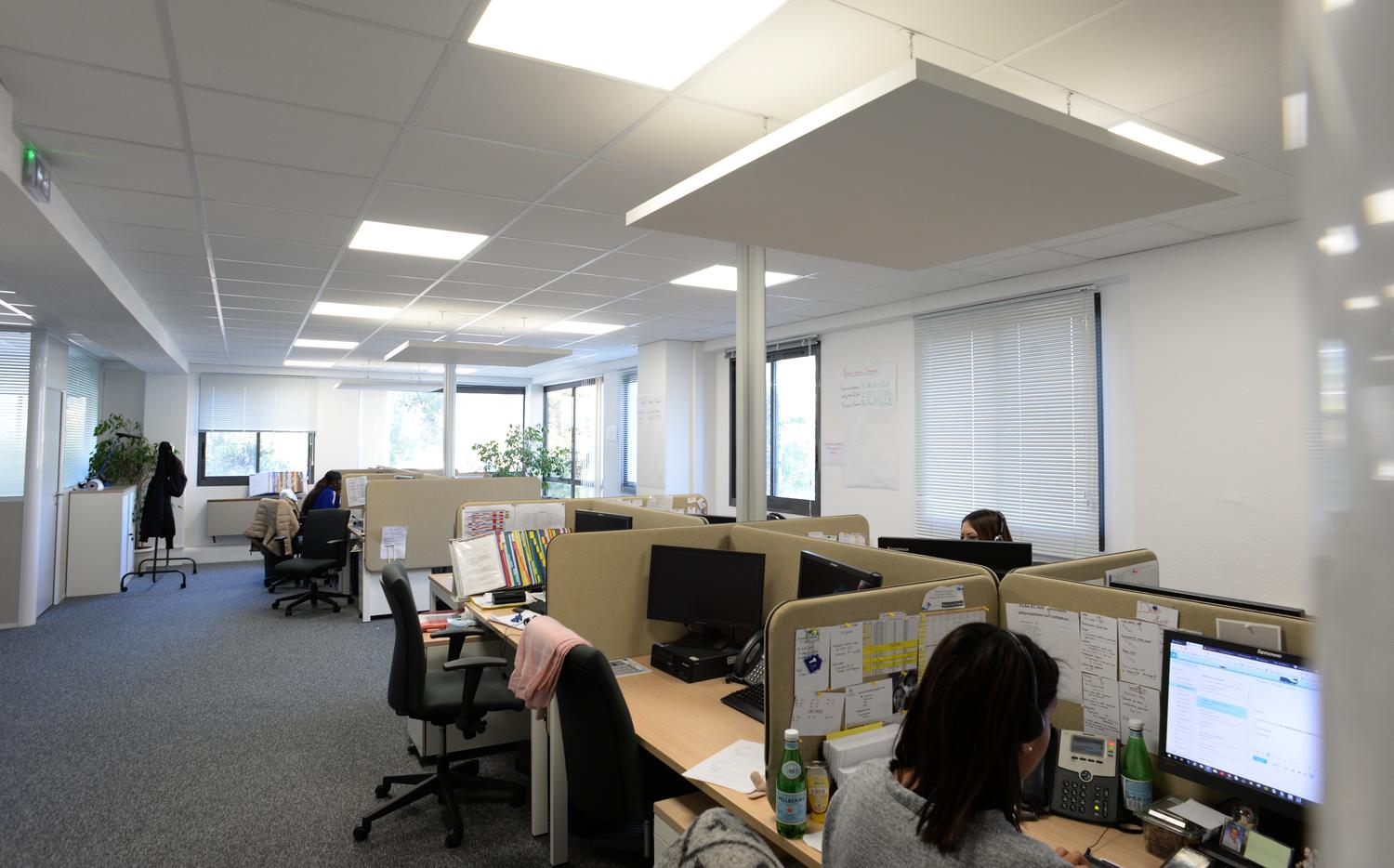 Un plateau de bureaux lumineux